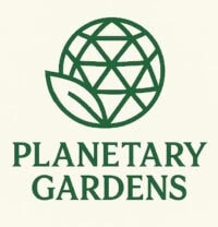Logo von Planetary Gardens mit Globus und Blatt, umweltfreundliche Gartenlösungen.